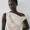 Asymmetrisches Oberteil mit Knotendetail Asymmetrisches Oberteil mit Knotendetail