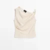 Asymmetrisches Oberteil mit Knotendetail Asymmetrisches Oberteil mit Knotendetail