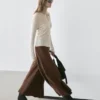 Ausgestellt geschnittene Hose aus Wildleder