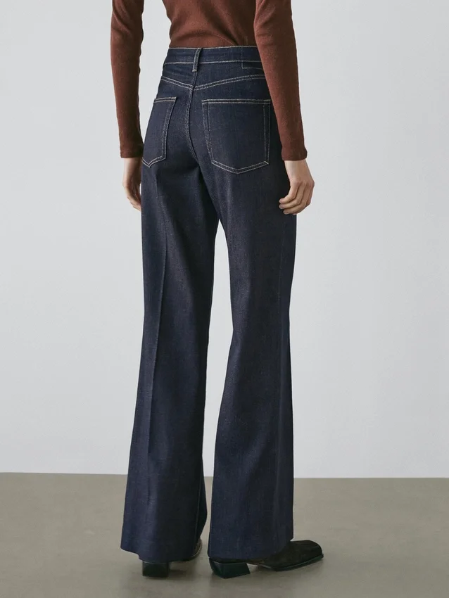 Ausgestellte Jeans mit hoher Taille Ausgestellte Jeans mit hoher Taille