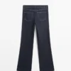 Ausgestellte Jeans mit hoher Taille Ausgestellte Jeans mit hoher Taille