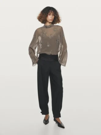 Bestickte, halbtransparente Bluse