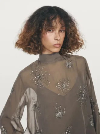 Bestickte, halbtransparente Bluse