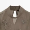 Bestickte, halbtransparente Bluse