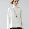 Bluse mit hohem Kragen und Saumdetail Bluse mit hohem Kragen und Saumdetail