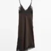 Camisole-Kleid mit Spitzendetails Camisole-Kleid mit Spitzendetails