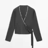 Cardigan im Wickelstil mit Spitzendetails Cardigan im Wickelstil mit Spitzendetails