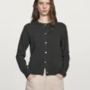 Cardigan mit goldenen Knöpfen