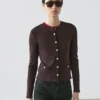 Cardigans mit goldenen Knöpfen Cardigans mit goldenen Knöpfen