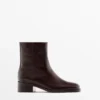 Flache Stiefeletten aus geknittertem Leder Flache Stiefeletten aus geknittertem Leder