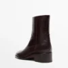 Flache Stiefeletten aus geknittertem Leder Flache Stiefeletten aus geknittertem Leder