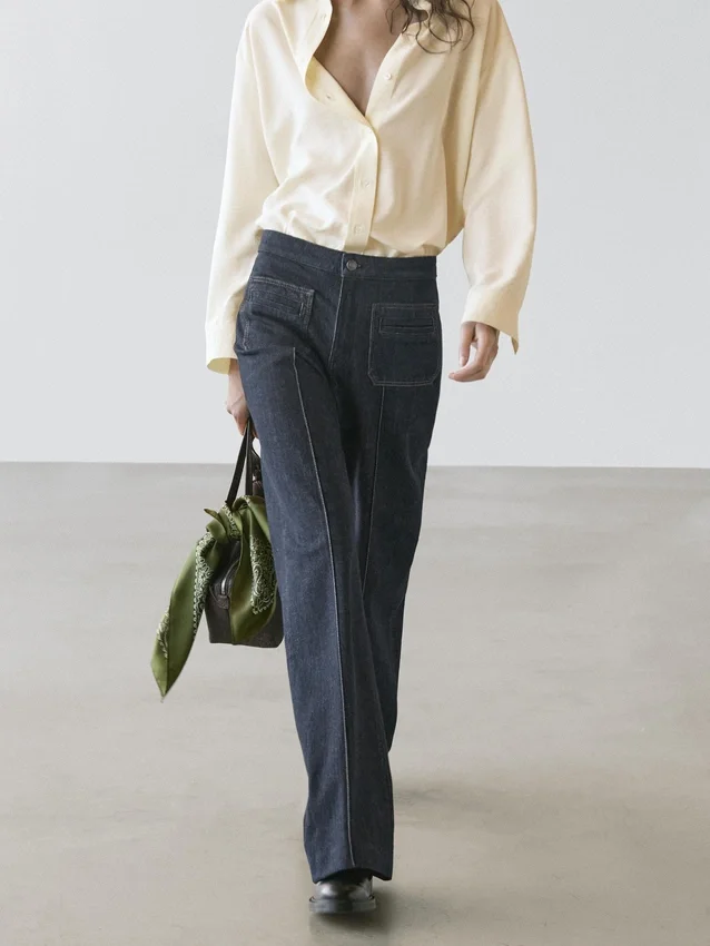 Flare-Fit-Jeans mit hoher Taille und Taschen Flare-Fit-Jeans mit hoher Taille und Taschen