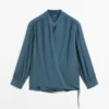 Fließende Bluse mit Überkreuzschnitt Fließende Bluse mit Überkreuzschnitt