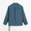 Fließende Bluse mit Überkreuzschnitt Fließende Bluse mit Überkreuzschnitt