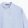 Fließende Bluse mit geknöpftem Kragen Fließende Bluse mit geknöpftem Kragen