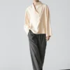 Fließende Bluse mit Latzdetail Fließende Bluse mit Latzdetail