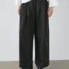 Fließende Hose mit Falten Fließende Hose mit Falten