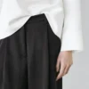 Fließende Hose mit Falten Fließende Hose mit Falten