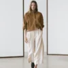 Fließende Hose mit umgeschlagenen Säumen