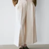 Fließende Hose mit umgeschlagenen Säumen