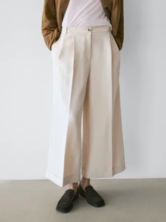 Fließende Hose mit umgeschlagenen Säumen
