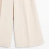 Fließende Hose mit umgeschlagenen Säumen