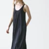 Fließendes, ausgestelltes Kleid mit Trägern Fließendes, ausgestelltes Kleid mit Trägern