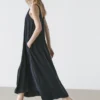 Fließendes, ausgestelltes Kleid mit Trägern Fließendes, ausgestelltes Kleid mit Trägern