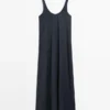 Fließendes, ausgestelltes Kleid mit Trägern Fließendes, ausgestelltes Kleid mit Trägern