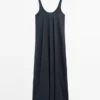 Fließendes, ausgestelltes Kleid mit Trägern Fließendes, ausgestelltes Kleid mit Trägern