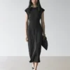 Fließendes Kleid mit kurzen Ärmeln Fließendes Kleid mit kurzen Ärmeln