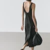 Fließendes Midi-Kleid mit Rundhalsausschnitt Fließendes Midi-Kleid mit Rundhalsausschnitt