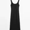 Fließendes Midi-Kleid mit Rundhalsausschnitt Fließendes Midi-Kleid mit Rundhalsausschnitt
