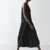 Fließendes, plissiertes Midikleid Fließendes, plissiertes Midikleid
