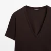 Fließendes T-Shirt mit V-Ausschnitt