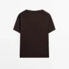 Fließendes T-Shirt mit V-Ausschnitt