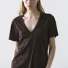 Fließendes T-Shirt mit V-Ausschnitt