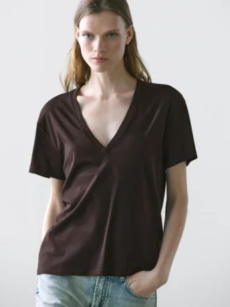 Fließendes T-Shirt mit V-Ausschnitt