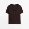 Fließendes T-Shirt mit V-Ausschnitt