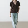 Fließendes T-Shirt mit V-Ausschnitt