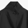 Fließendes, voluminöses Cape mit Knopfdetails
