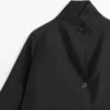 Fließendes, voluminöses Cape mit Knopfdetails