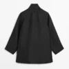 Fließendes, voluminöses Cape mit Knopfdetails