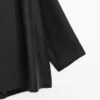 Fließendes, voluminöses Cape mit Knopfdetails