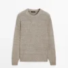 Gestreifter Strickpullover mit Rundhalsausschnitt Gestreifter Strickpullover mit Rundhalsausschnitt