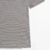 Gestreiftes, doppellagiges T-Shirt mit kurzen Ärmeln Gestreiftes, doppellagiges T-Shirt mit kurzen Ärmeln