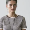 Gestreiftes, doppellagiges T-Shirt mit kurzen Ärmeln Gestreiftes, doppellagiges T-Shirt mit kurzen Ärmeln