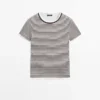 Gestreiftes, doppellagiges T-Shirt mit kurzen Ärmeln Gestreiftes, doppellagiges T-Shirt mit kurzen Ärmeln