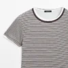 Gestreiftes, doppellagiges T-Shirt mit kurzen Ärmeln Gestreiftes, doppellagiges T-Shirt mit kurzen Ärmeln