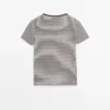 Gestreiftes, doppellagiges T-Shirt mit kurzen Ärmeln Gestreiftes, doppellagiges T-Shirt mit kurzen Ärmeln